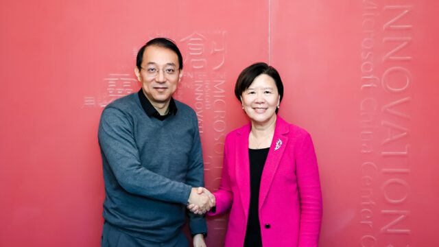科大校长叶玉如教授(右)与微软全球资深副总裁、微软亚洲研究院院长周礼栋博士携手合作推动医学健康教育及科研协作